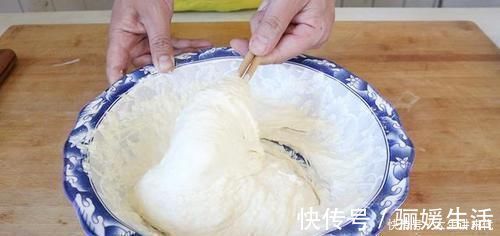 牛奶鸡蛋|做饼时，别再用水和面了，试试新吃法，不揉面不擀面，比吃肉还香