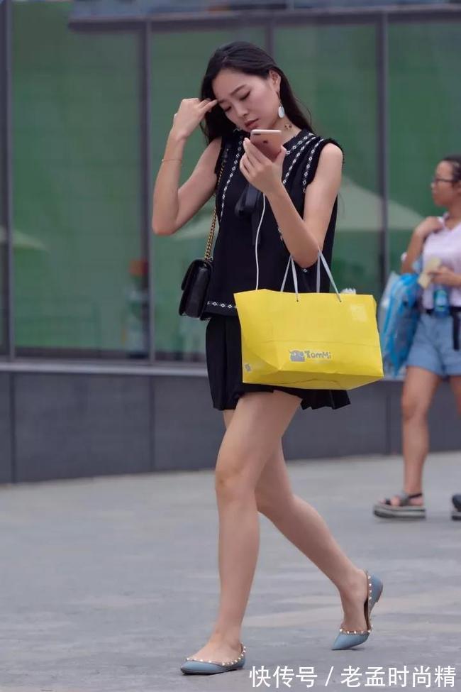 小姐姐|气质小姐姐黑色百褶裙大秀美腿,时尚轻熟女范儿赚足眼球