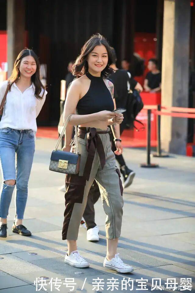 工装裤|阔腿裤也该“让位”了,今年流行“工装裤”,占据街头半壁江山!
