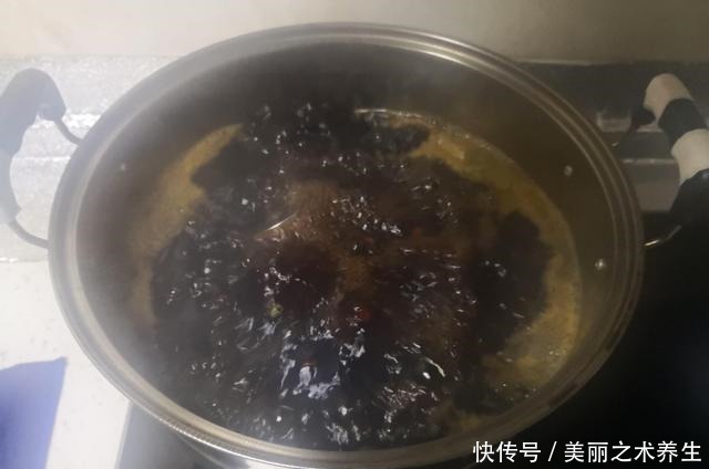 这东西50元1斤,再贵也要吃,有条件就给孩子买,强筋骨身体棒