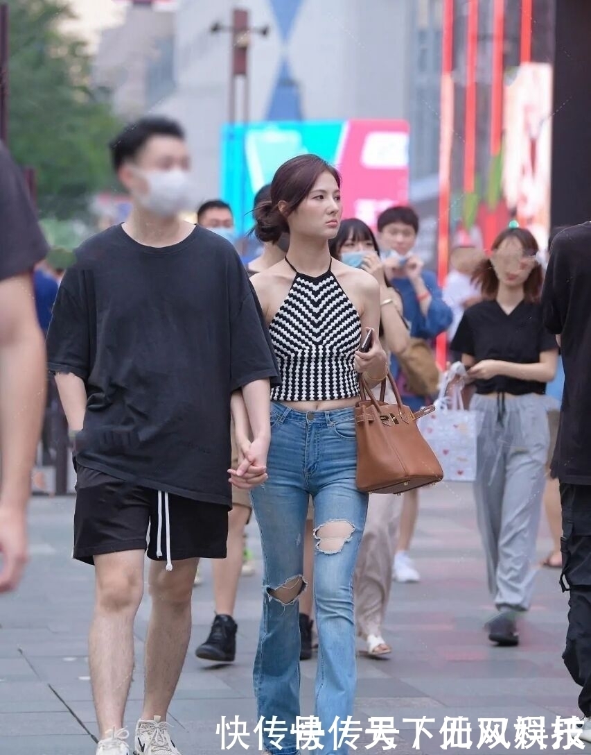 可别小看了“破洞裤”,减龄又时髦,中年女士爱不释手