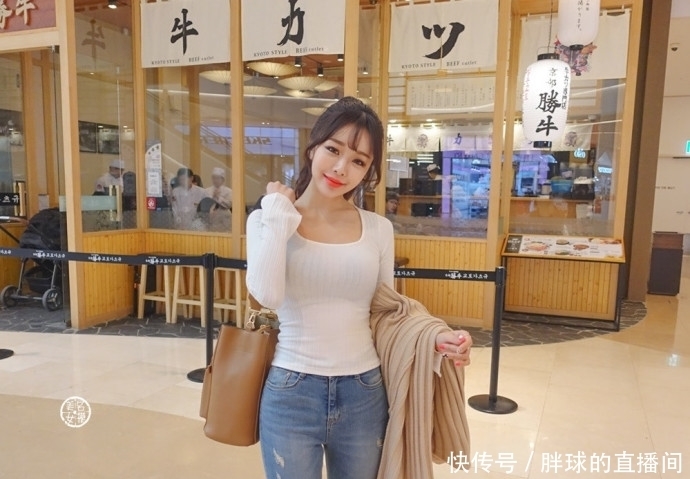 紧身|时尚穿搭:紧身牛仔裤小姐姐,气质光鲜靓丽大方!