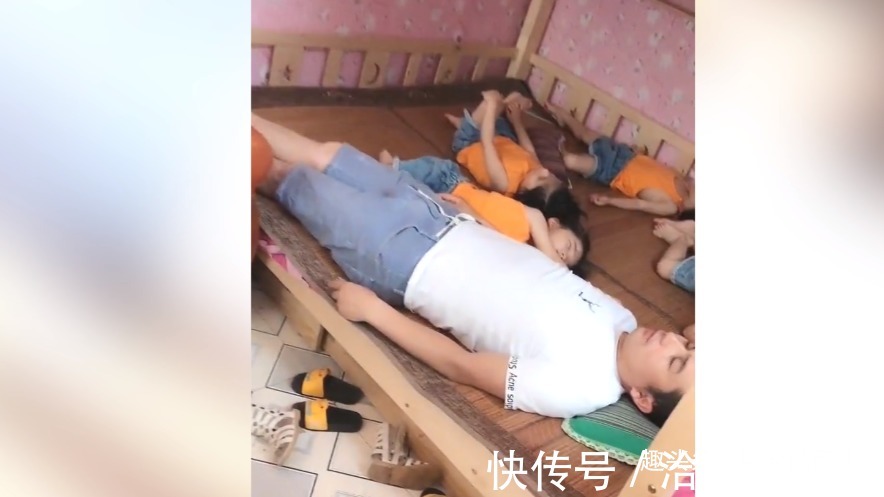 父母|爸爸带着四胞胎睡觉,场面太壮观,看来只有睡着了才能轻松下来