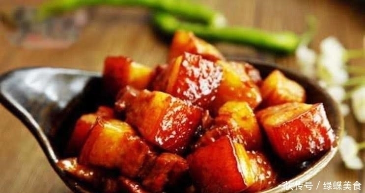 红烧肉一炒就柴？因为你只傻傻焯水！多加“1步”，肉才香又嫩。