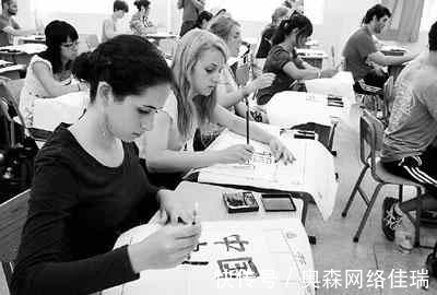 中小学#世界都在学习汉语,我们小学生连毛笔都不会拿,更别提间架结构