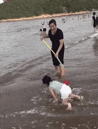 |搞笑GIF趣图:狗:小伙子有媳妇没,没有的话我给你介绍一个