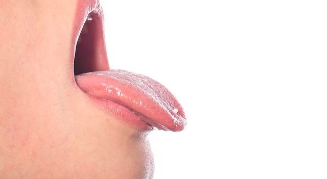 病人|如何检查自己是否有癌症前兆医生看舌头!这4种舌象要注意