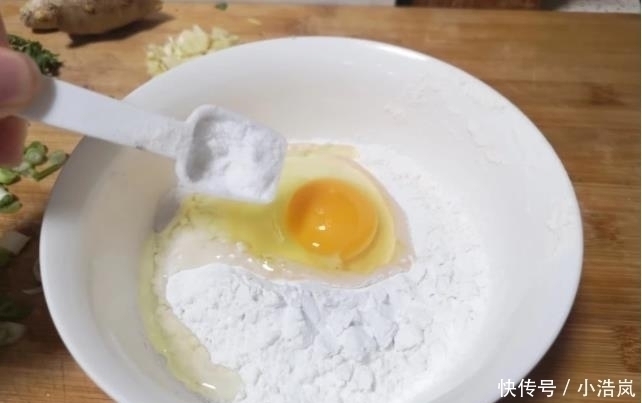 炸鱼时,有人用淀粉,有人用面粉,大厨都不对这才是正确做法