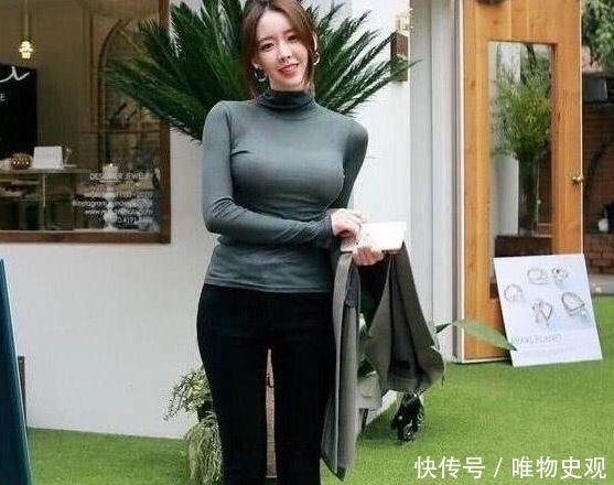  女人|丰盈窈窕的紧身打底裤小姐姐，大秀粉嫩肌肤，尽显成熟女人韵味