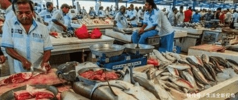 摆地摊|迪拜土豪们逛的菜市场鲨鱼摆地摊，满地都是帝王蟹大龙虾！