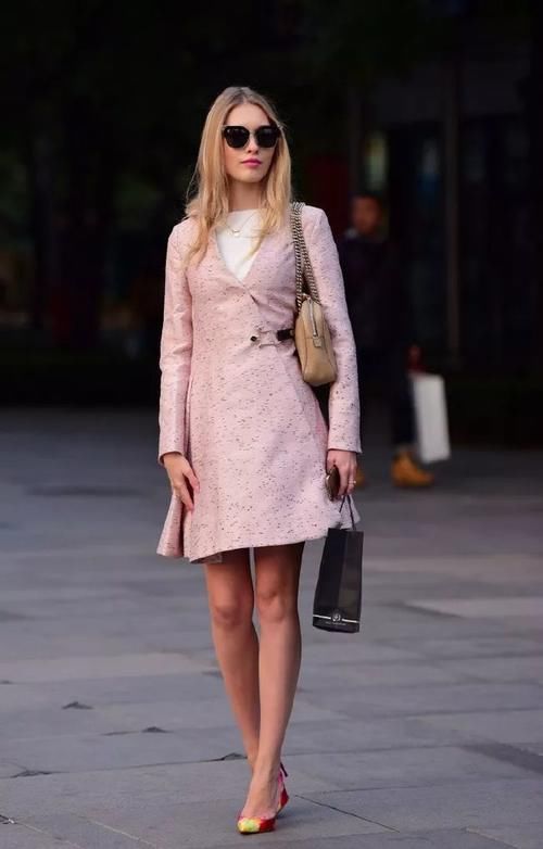 街拍：女生搭配高跟鞋，时尚魅力又优雅