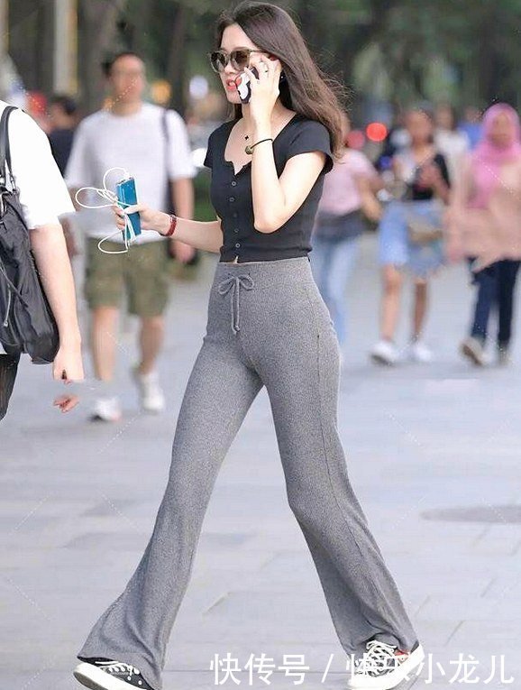 气场强大的小姐姐,裤子真的好贴身,这样走路方便吗?