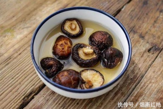泡发干香菇,别再用清水,多加2样,只需10分钟,口感肥厚又干净