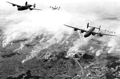 师长|敌机轰炸,师长埋山洞,飞出2只苍蝇,指挥员:还有救!果不其然