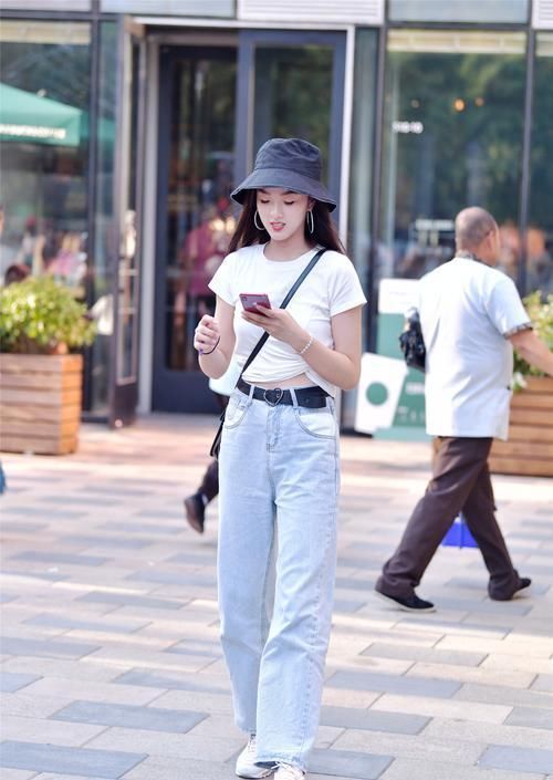 牛仔裤可以选择一双高跟鞋来衬托,也是很美的