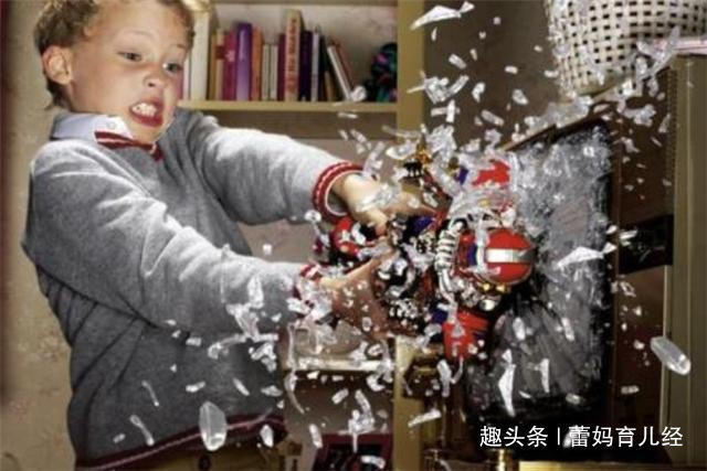 手机|5岁男童发泄情绪,摔坏大人手机,爸爸的做法值得太多父母学习