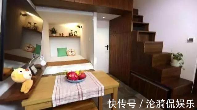 18㎡“棺材房”挤下2对夫妻，丈母女婿睡上下铺，一翻身床嘎吱响