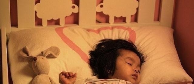 大床|4岁儿子独享2米大床,却总说“睡着挤”,宝妈看完监控后泪目