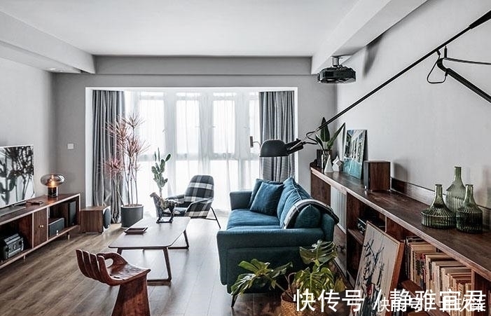 占地|把沙发往前挪10厘米放个置物架进去,省钱实用又不占地,太聪明了