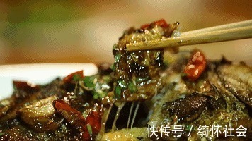 才知道,原来刮鱼鳞这么简单,只需一个塑料袋,刮得又快又干净