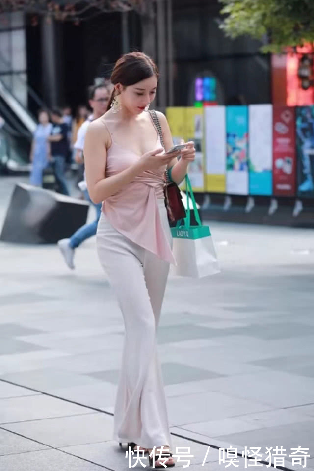 好看|街拍美女:时尚小姐姐的魅力穿搭,好看又百搭气质满分,沦陷了!