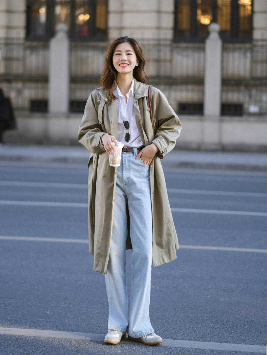 风衣|40+女人如何穿衣显年轻?大衣搭配半身裙,让你整个秋冬高级时髦