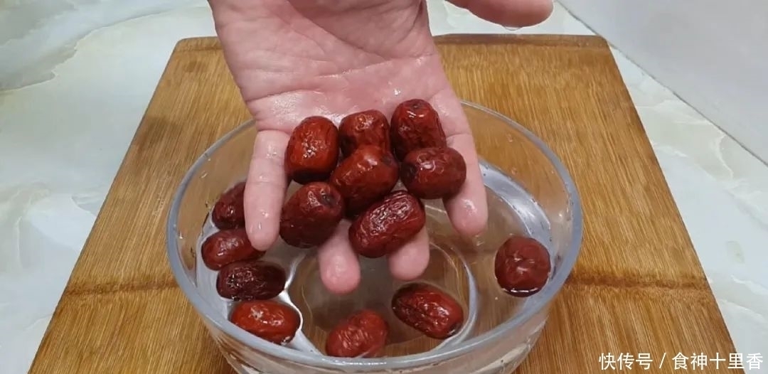 糯米又出新吃法,加2把红枣,个个焦脆又软糯,出锅孩子抢着吃