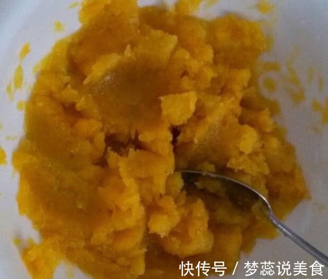 做南瓜饼，不要再用面粉了，用它做，南瓜饼松软可口，还非常香