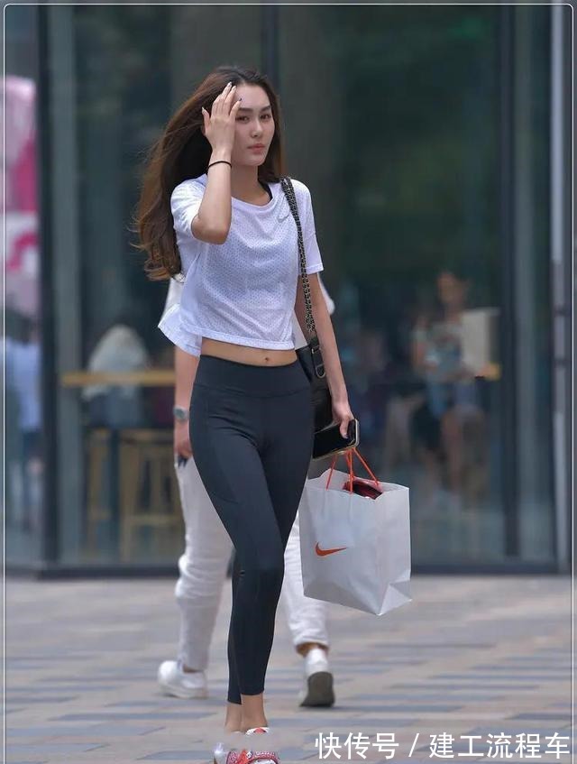 黑脚裤 简约白T配黑脚裤,质地轻薄,舒适透气!