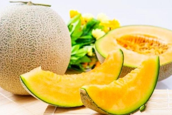 买哈密瓜时,别只会挑大的了,果农分享“小技巧”,甜度高水分足