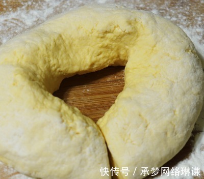 保鲜膜|不用一滴油的水烙玉米饼，做法简单，当做早餐吃很合适
