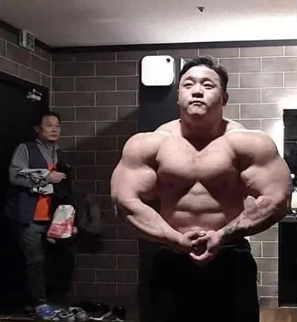 训练|肌肉男只爱练上半身,220斤体重比例很失常,训练不要顾此失彼