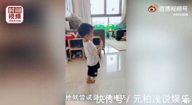 萌娃|厉害了!2岁萌娃模仿马龙陈梦孙颖莎打球,妈妈:孩子对乒乓球很感兴趣