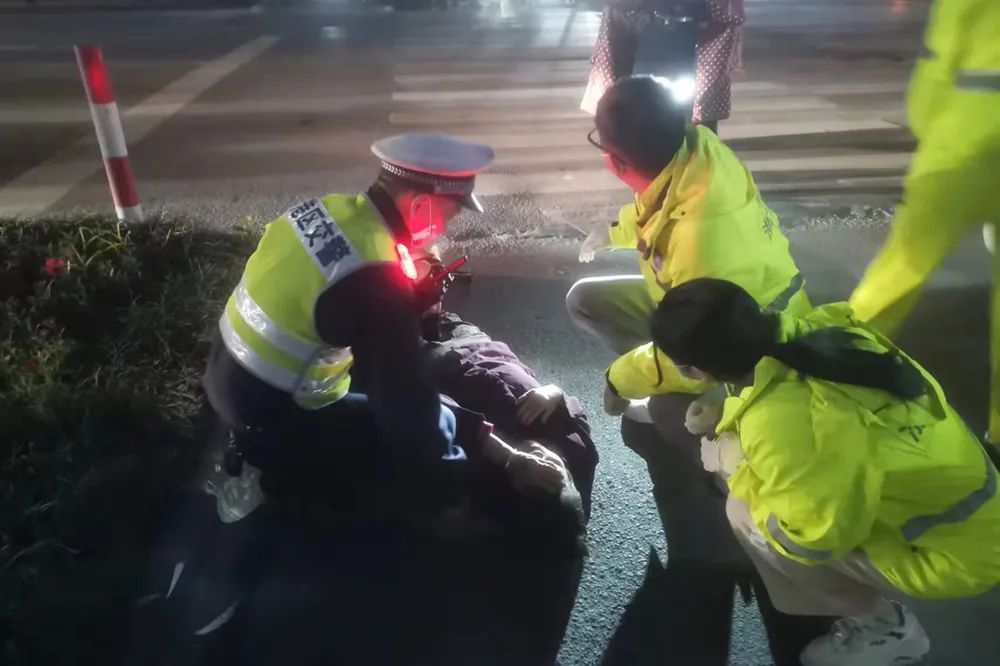 小轿车|平湖老人过马路时突然倒地！辅警与市民合力救助