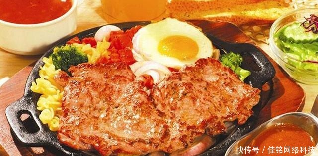 吃牛排,为什么盘中总有一个生鸡蛋,不少人直接吃,被笑土鳖!