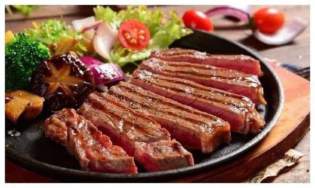  男友请我吃牛排，问要几分熟，男友两字回答，服务员称赞内行人