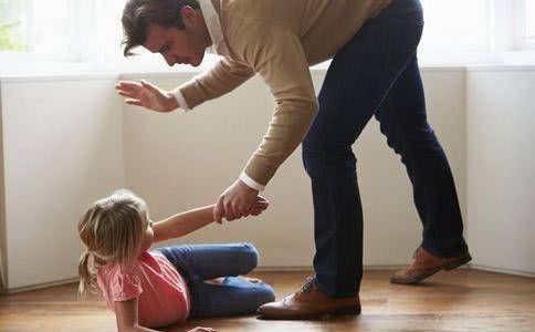 10岁男孩口吐白沫,不治身亡,医生惋惜:孩子这个地方真的不能打