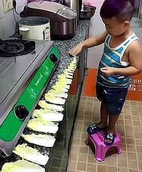 完美|4岁男孩帮妈妈剥菜,看到“完美作品”后,网友应该是强迫症