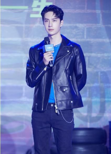 粉丝们 王一博品牌直播尬出天际,主持人占C位全程抢戏,一博尬到跑着下台