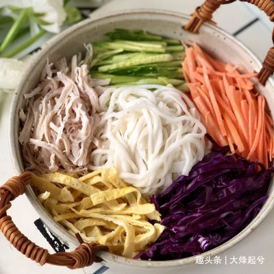 适合夏天的五彩凉拌鸡丝鱼面，低脂低卡，清爽好吃不油腻