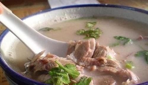 炖羊肉,不用放太多香料,这三种就够了,肉软烂不臭,汤浓美