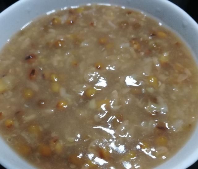 加了绿豆的糯米粥,糯糯香香的,很适合宝宝吃哦