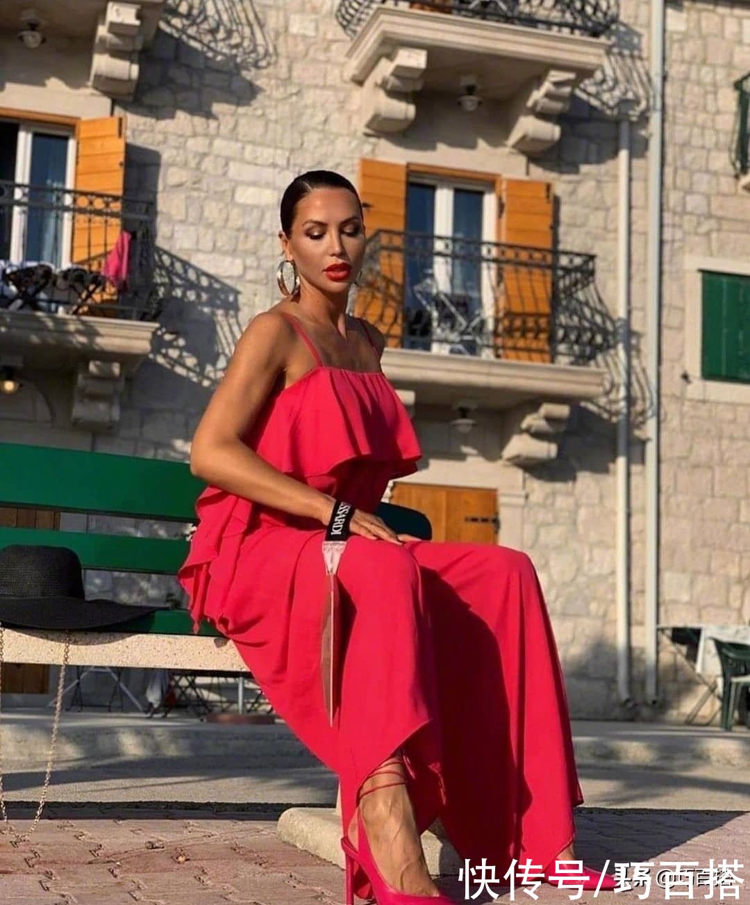 身材|黑白长裙已经穿不出新意了，要想美得与众不同，请试试正红连衣裙