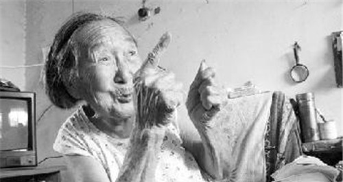 中国真正的“双枪老太婆”,隐姓埋名当保姆,34年后才显露身份!