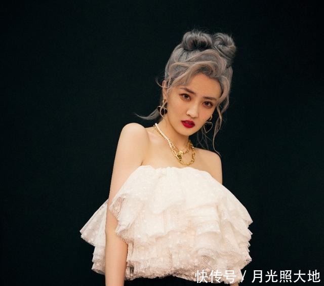 老人|徐璐化老人妆为妈妈应援,一头银发的俏皮小老太,美女老了也好看