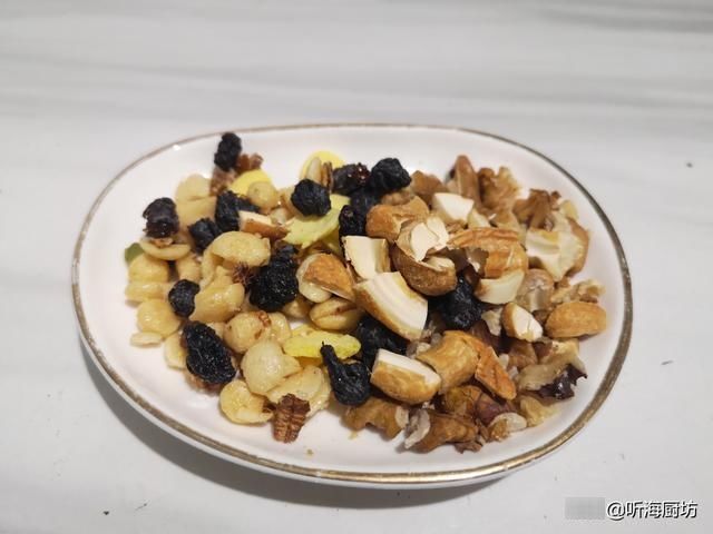 家有烤箱的一定要试试，不用打发，简单搅拌就能做的蛋糕，太香了