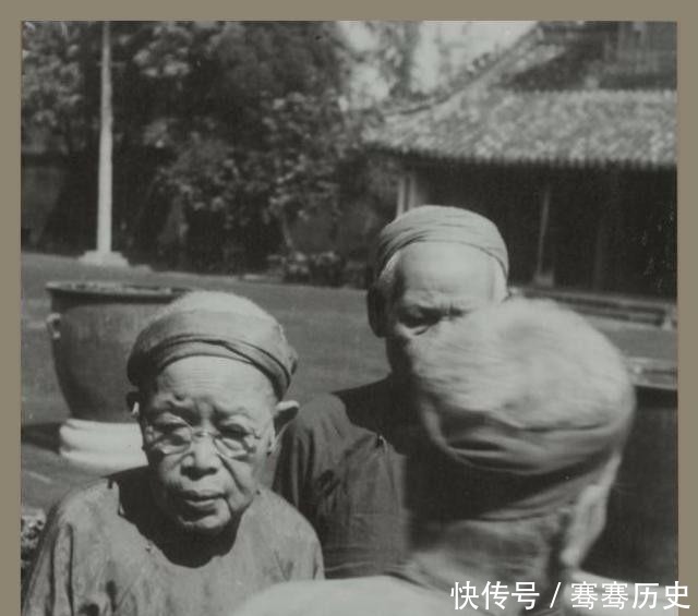 1929年越南阮朝皇宫老照片中的老宫女，都是一副深宫怨妇的模样