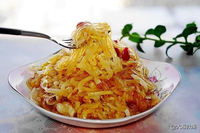 入冬后，家人就馋这菜，简单一炒，酸爽开胃，解酒解腻，贼拉香