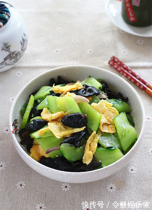 肌肤|此菜，我家每周吃两顿，雷打不动，营养水分足，低脂美容嫩肌肤