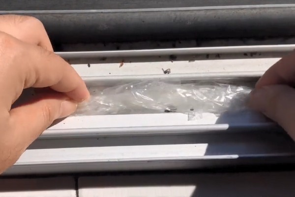 白活了20多年才发现,窗台上放一卷透明胶带,真厉害,不懂真亏